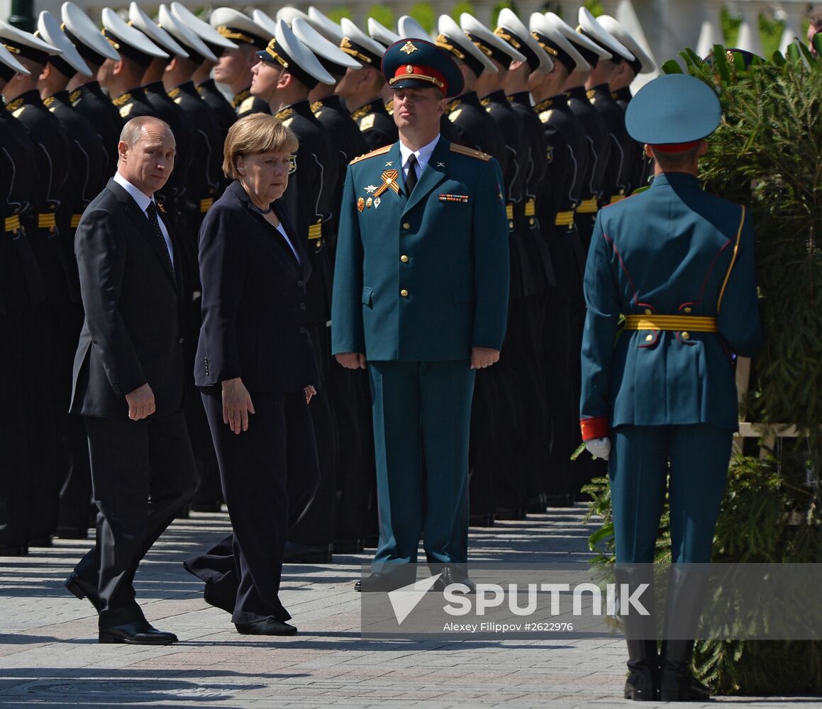 Vladimir Putin and German Chancellor Angela Merkel lay flowers at Tomb of the Unknown Soldier