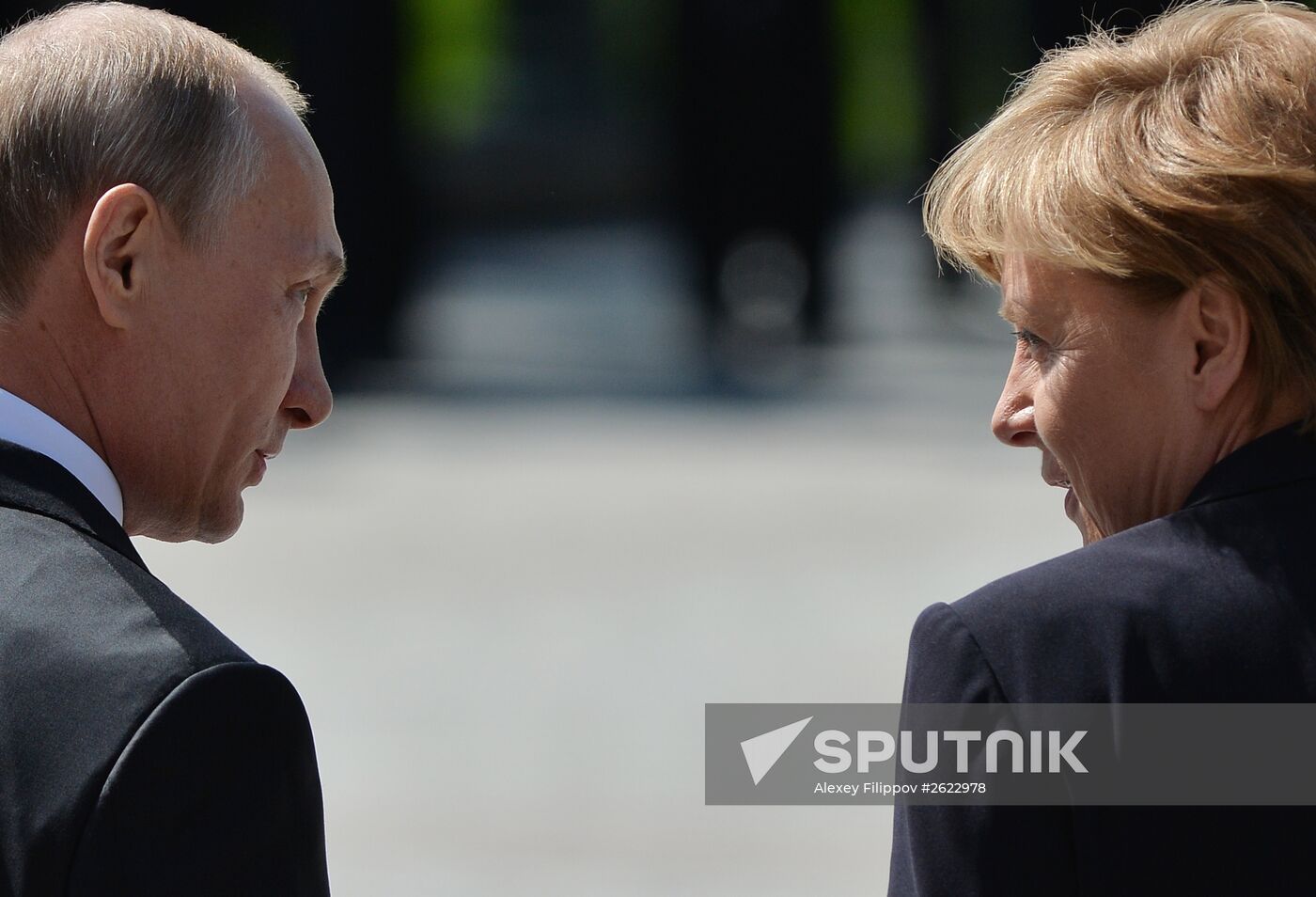 Vladimir Putin and German Chancellor Angela Merkel lay flowers at Tomb of the Unknown Soldier