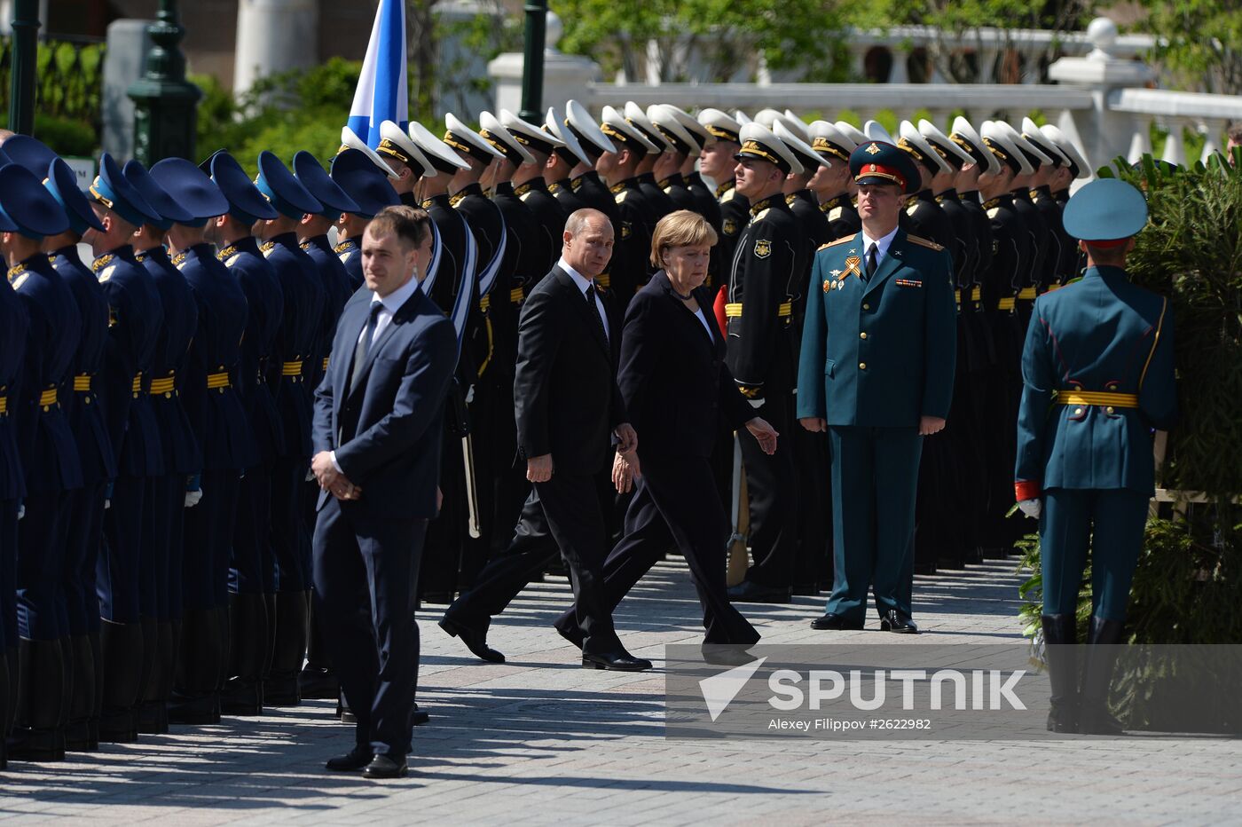 Vladimir Putin and German Chancellor Angela Merkel lay flowers at Tomb of the Unknown Soldier