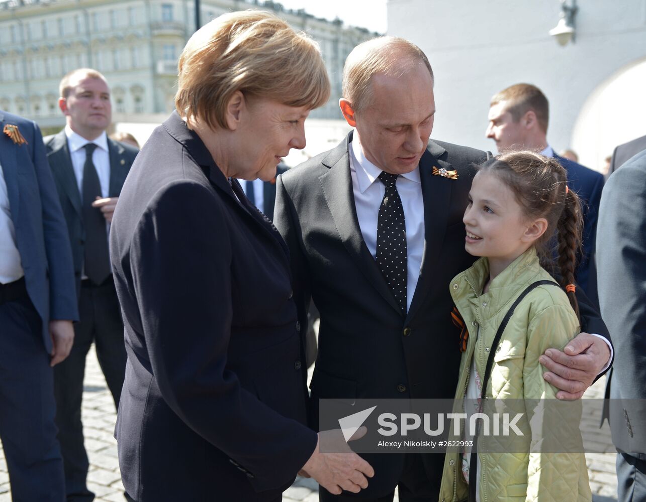 Vladimir Putin and German Chancellor Angela Merkel lay flowers at Tomb of the Unknown Soldier