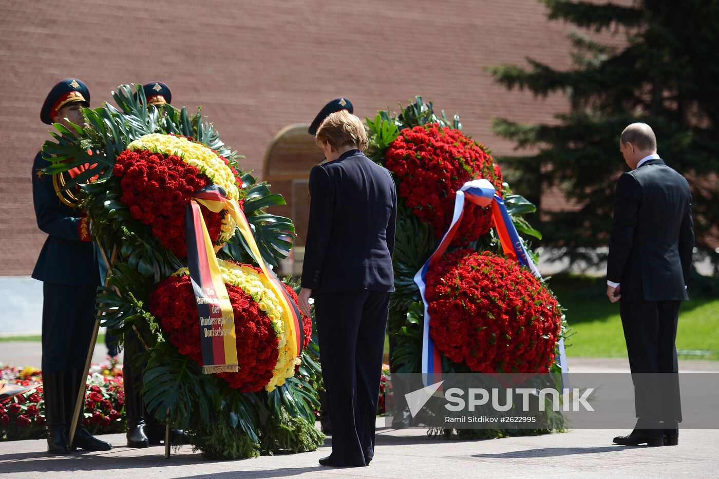 Vladimir Putin and German Chancellor Angela Merkel lay flowers at Tomb of the Unknown Soldier