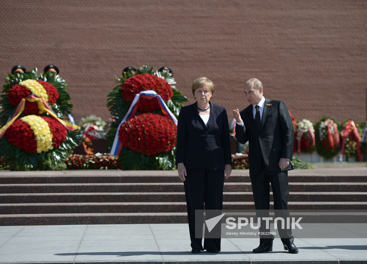 Vladimir Putin and German Chancellor Angela Merkel lay flowers at Tomb of the Unknown Soldier