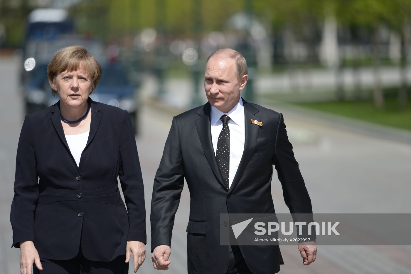 Vladimir Putin and German Chancellor Angela Merkel lay flowers at Tomb of the Unknown Soldier