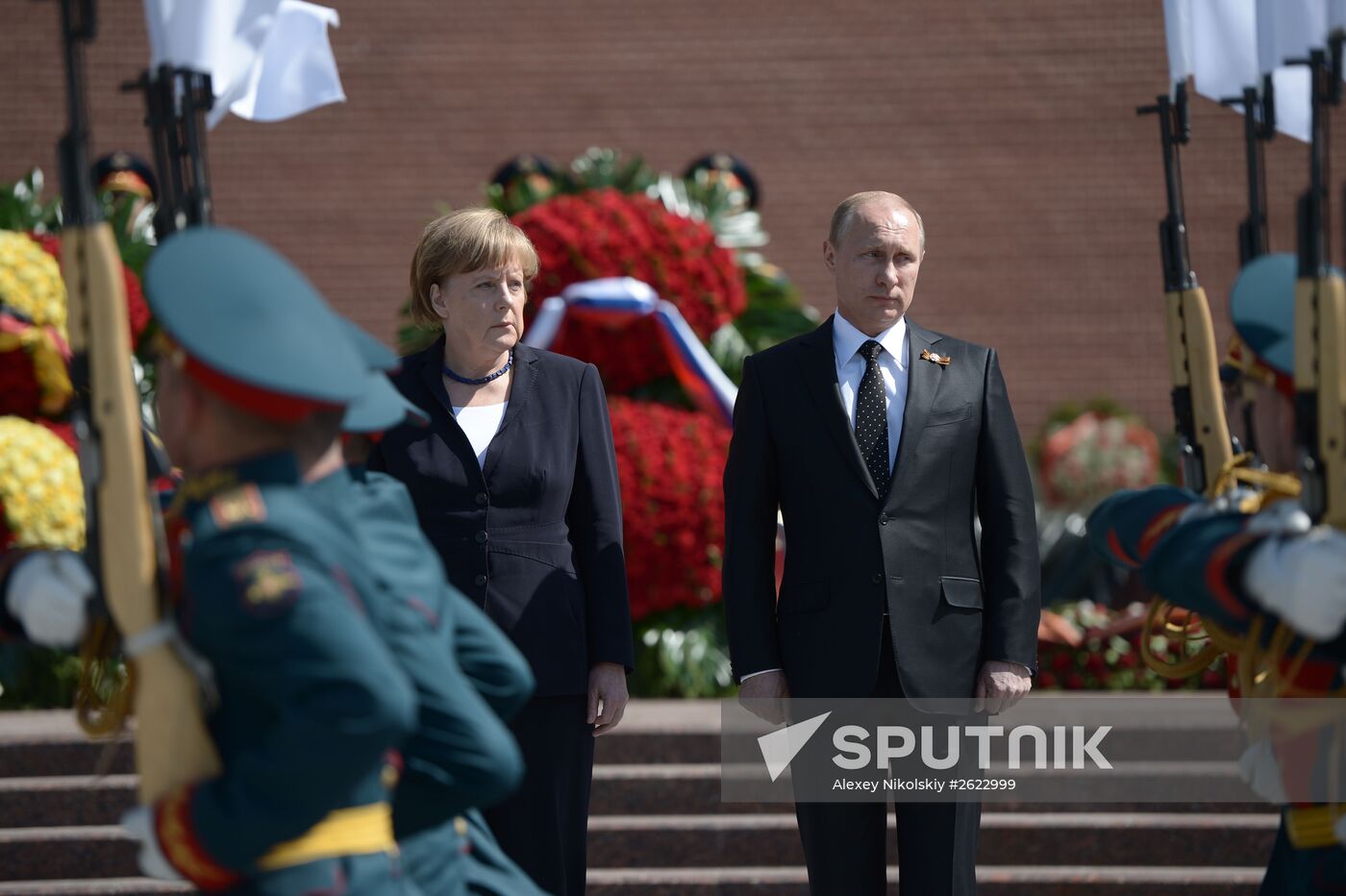 Vladimir Putin and German Chancellor Angela Merkel lay flowers at Tomb of the Unknown Soldier