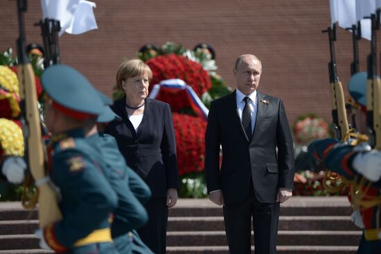 Vladimir Putin and German Chancellor Angela Merkel lay flowers at Tomb of the Unknown Soldier