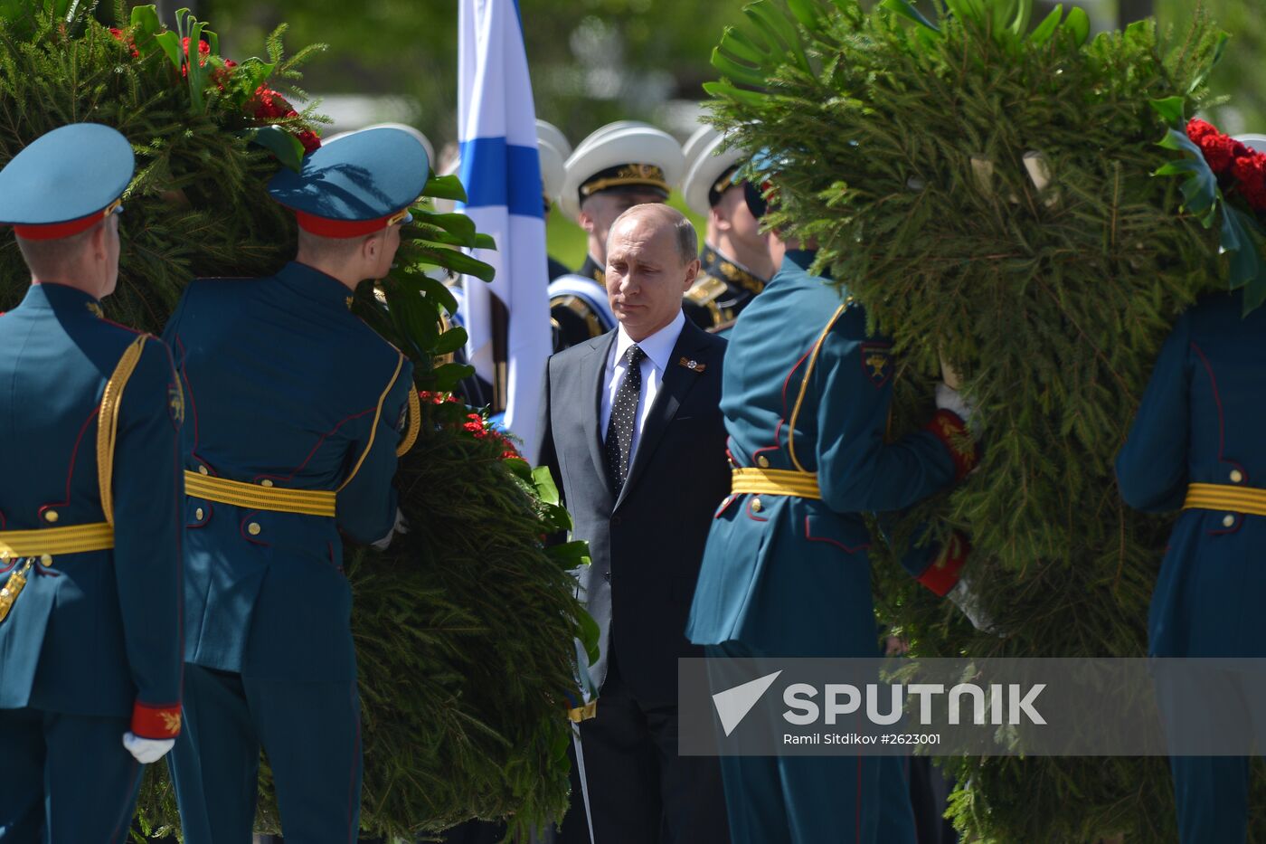 Vladimir Putin and German Chancellor Angela Merkel lay flowers at Tomb of the Unknown Soldier