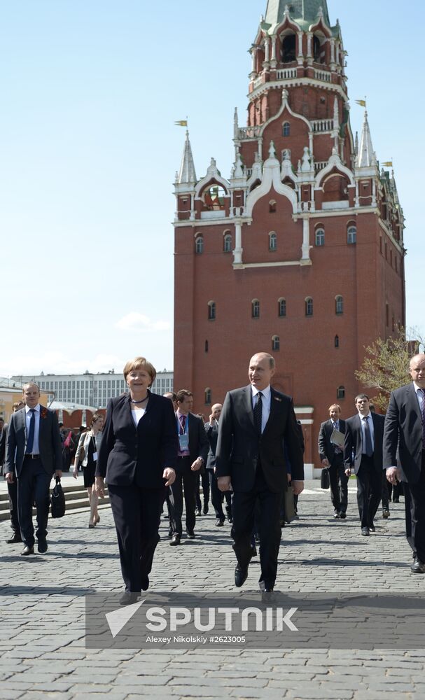 Vladimir Putin and German Chancellor Angela Merkel lay flowers at Tomb of the Unknown Soldier