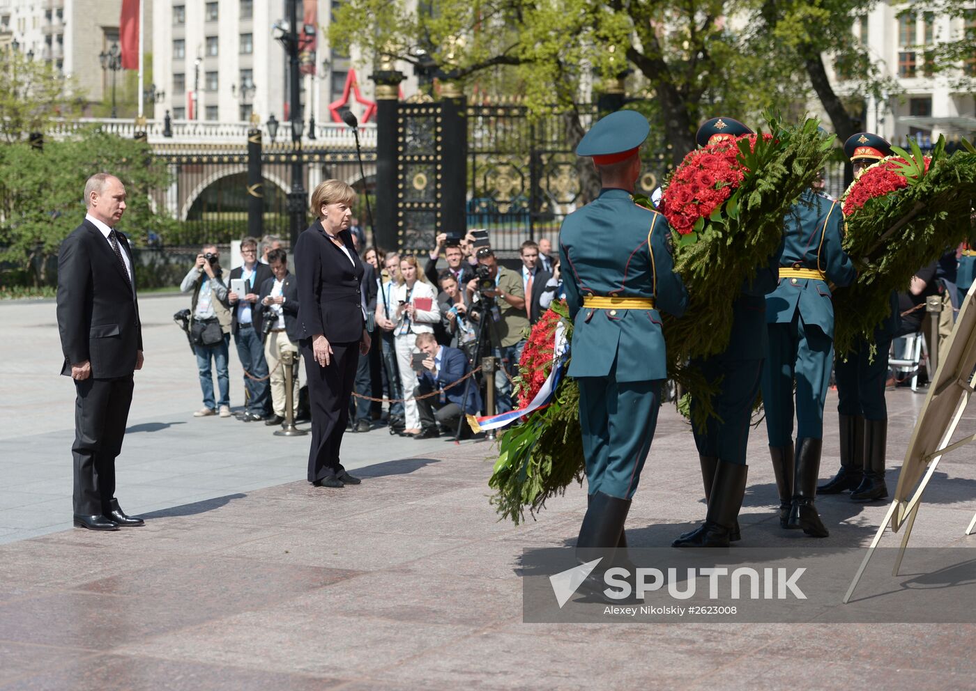 Vladimir Putin and German Chancellor Angela Merkel lay flowers at Tomb of the Unknown Soldier