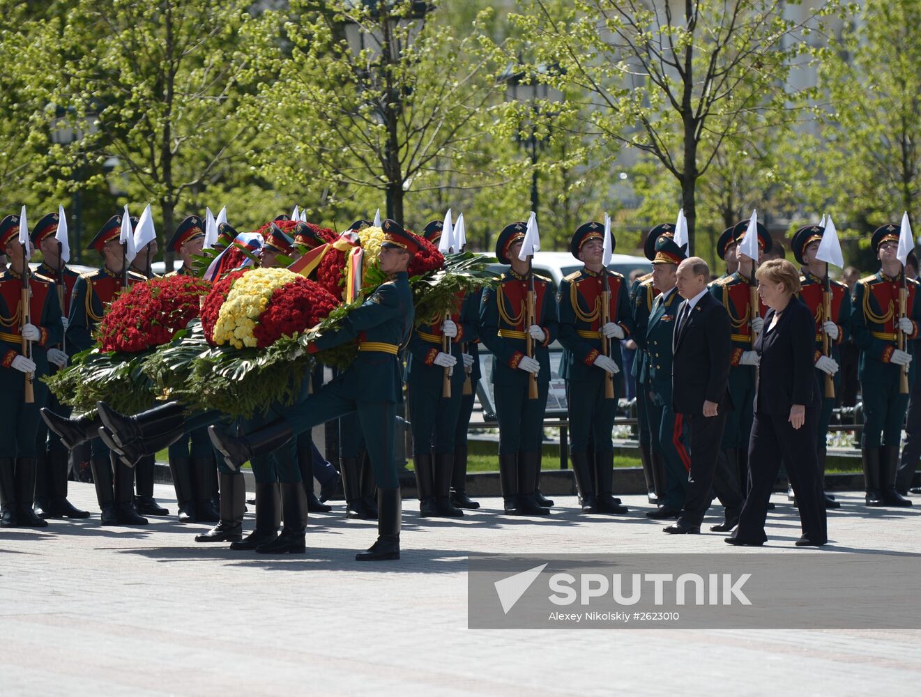 Vladimir Putin and German Chancellor Angela Merkel lay flowers at Tomb of the Unknown Soldier