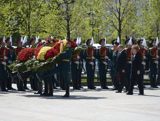 Vladimir Putin and German Chancellor Angela Merkel lay flowers at Tomb of the Unknown Soldier