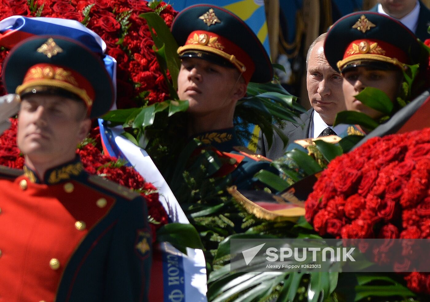 Vladimir Putin and German Chancellor Angela Merkel lay flowers at Tomb of the Unknown Soldier