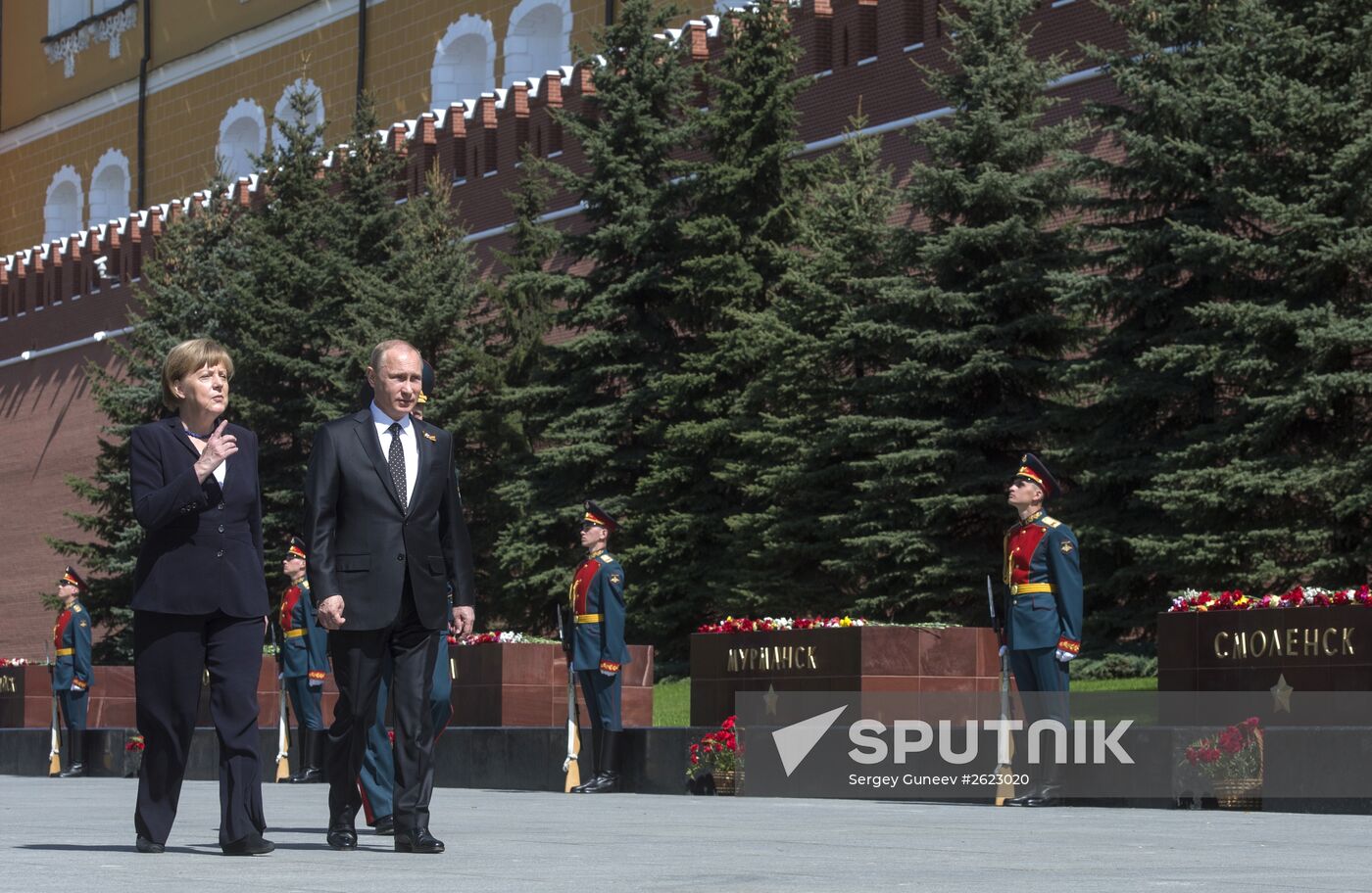 Vladimir Putin and German Chancellor Angela Merkel lay flowers at Tomb of the Unknown Soldier
