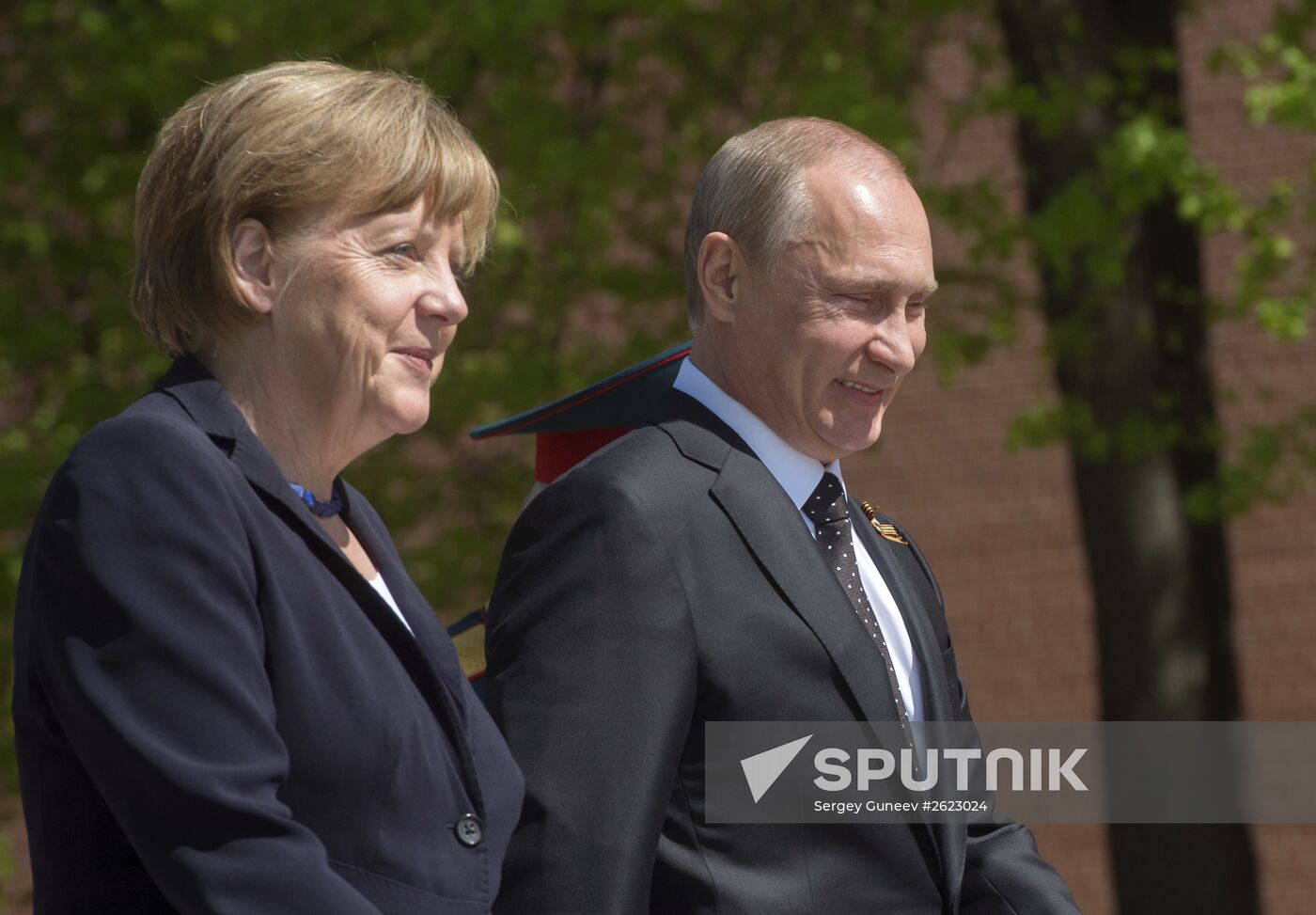 Vladimir Putin and German Chancellor Angela Merkel lay flowers at Tomb of the Unknown Soldier