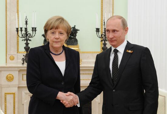 Russian President Vladimir Putin meets with German Chancellor Angela Merkel\
