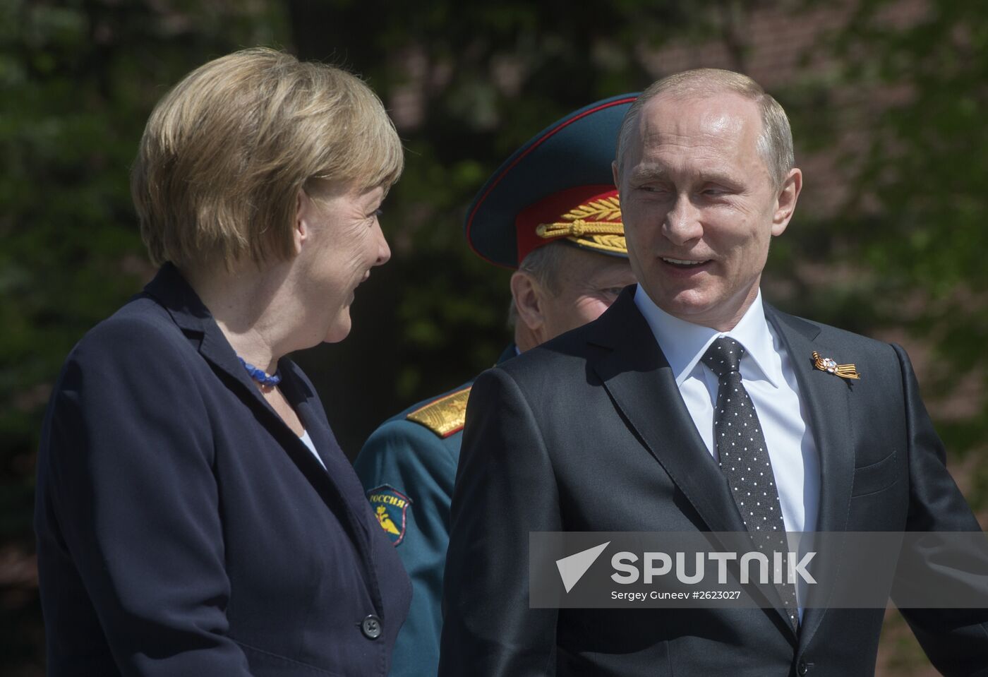 Vladimir Putin and German Chancellor Angela Merkel lay flowers at Tomb of the Unknown Soldier