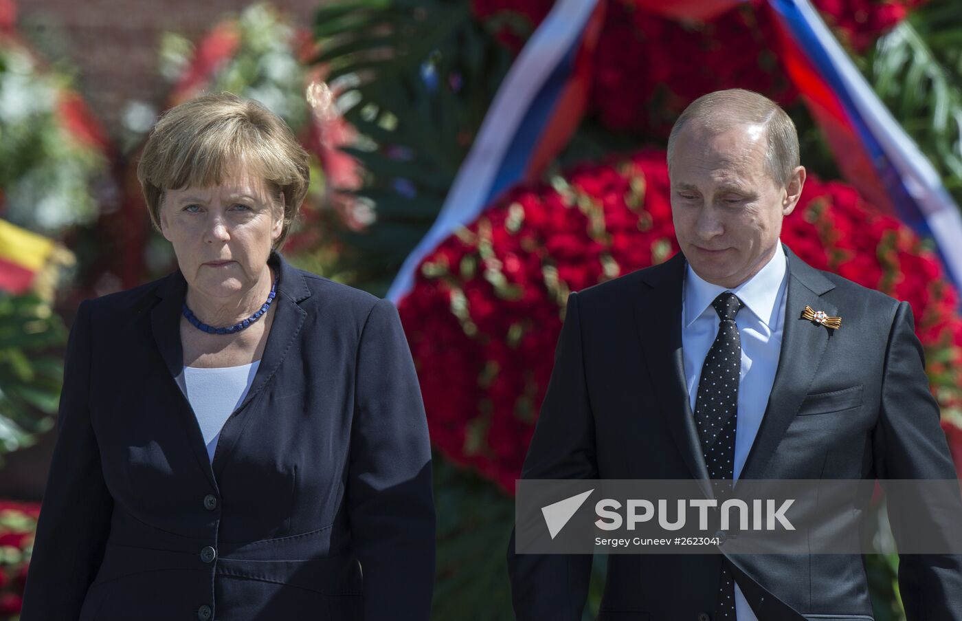 Vladimir Putin and German Chancellor Angela Merkel lay flowers at Tomb of the Unknown Soldier