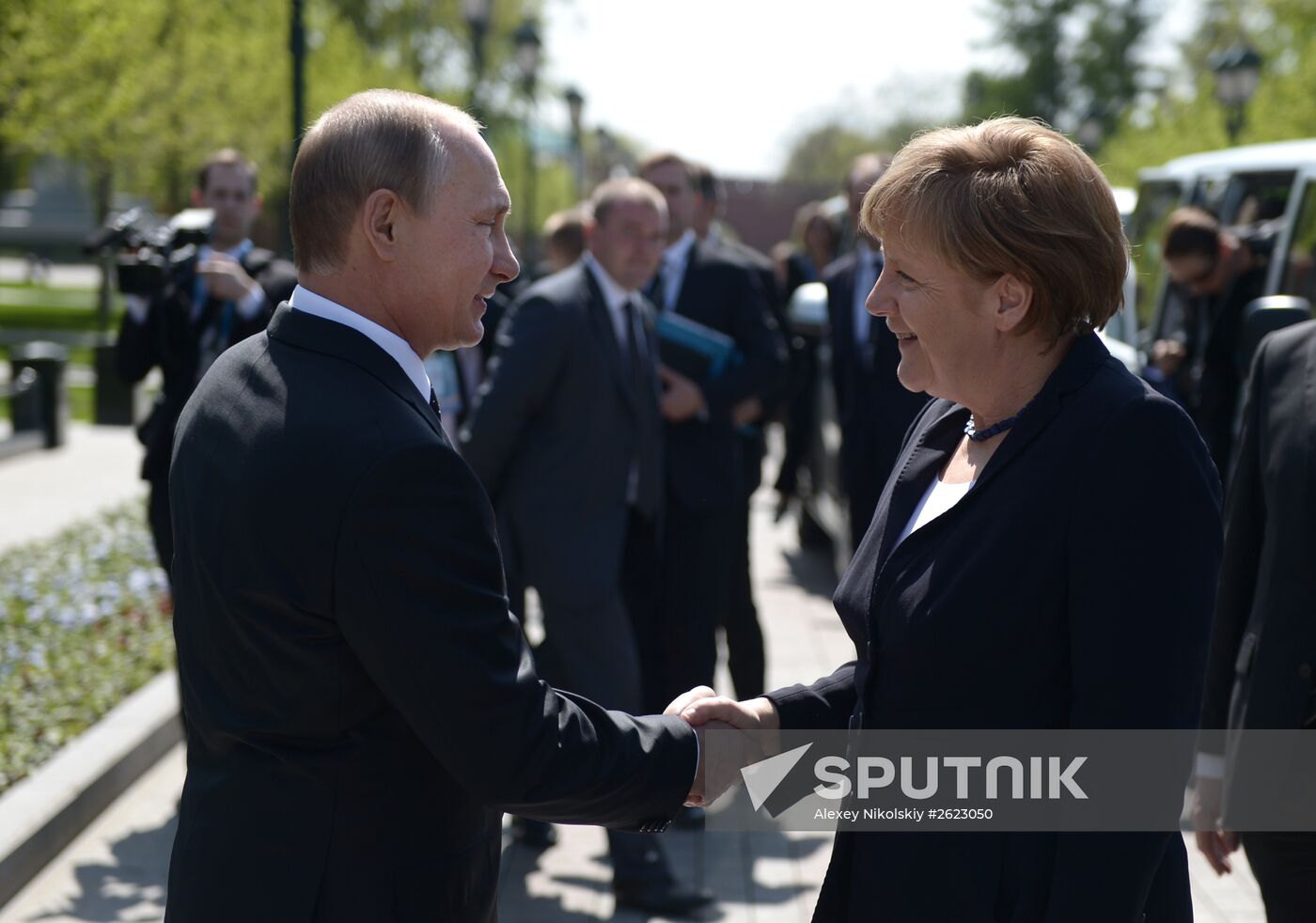 Vladimir Putin and German Chancellor Angela Merkel lay flowers at Tomb of the Unknown Soldier