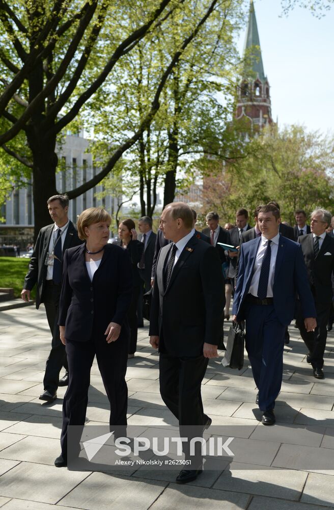 Vladimir Putin and German Chancellor Angela Merkel lay flowers at Tomb of the Unknown Soldier