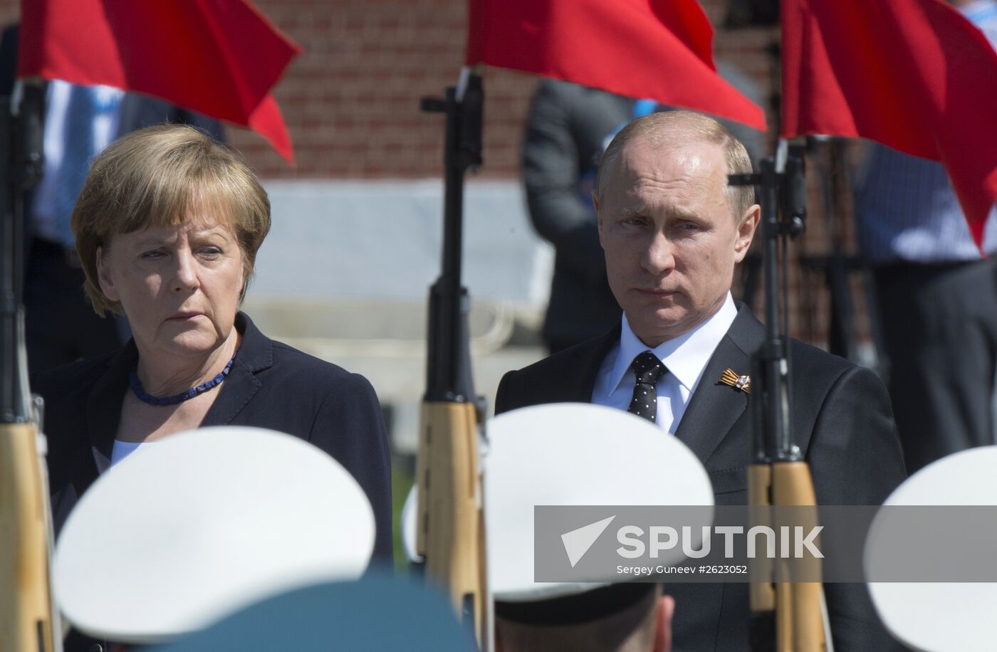 Vladimir Putin and German Chancellor Angela Merkel lay flowers at Tomb of the Unknown Soldier