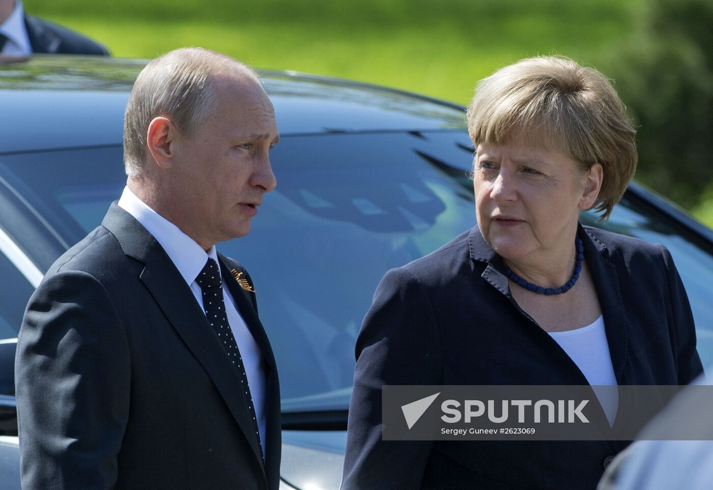 Vladimir Putin and German Chancellor Angela Merkel lay flowers at Tomb of the Unknown Soldier