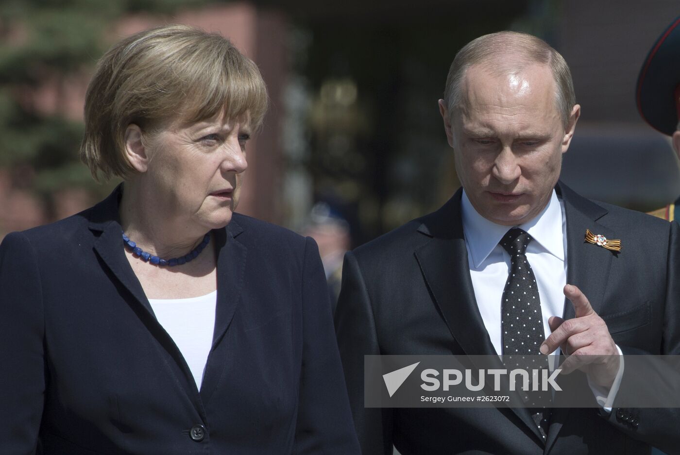 Vladimir Putin and German Chancellor Angela Merkel lay flowers at Tomb of the Unknown Soldier