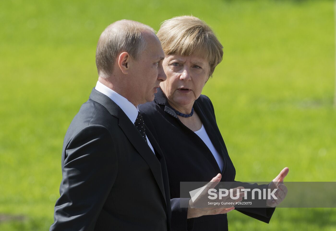 Vladimir Putin and German Chancellor Angela Merkel lay flowers at Tomb of the Unknown Soldier