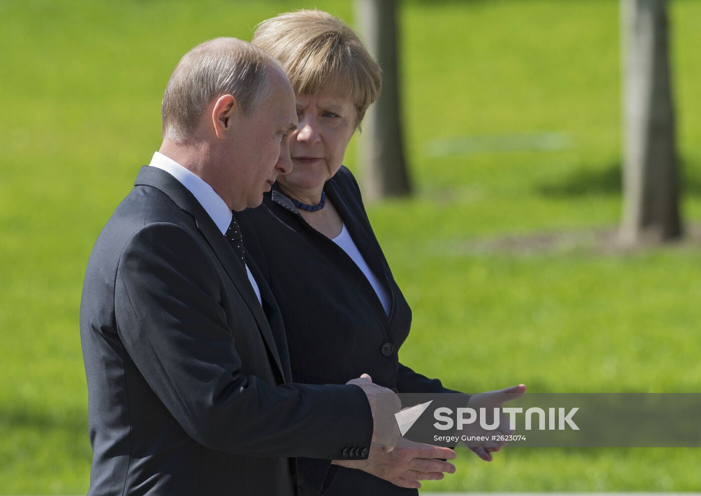 Vladimir Putin and German Chancellor Angela Merkel lay flowers at Tomb of the Unknown Soldier