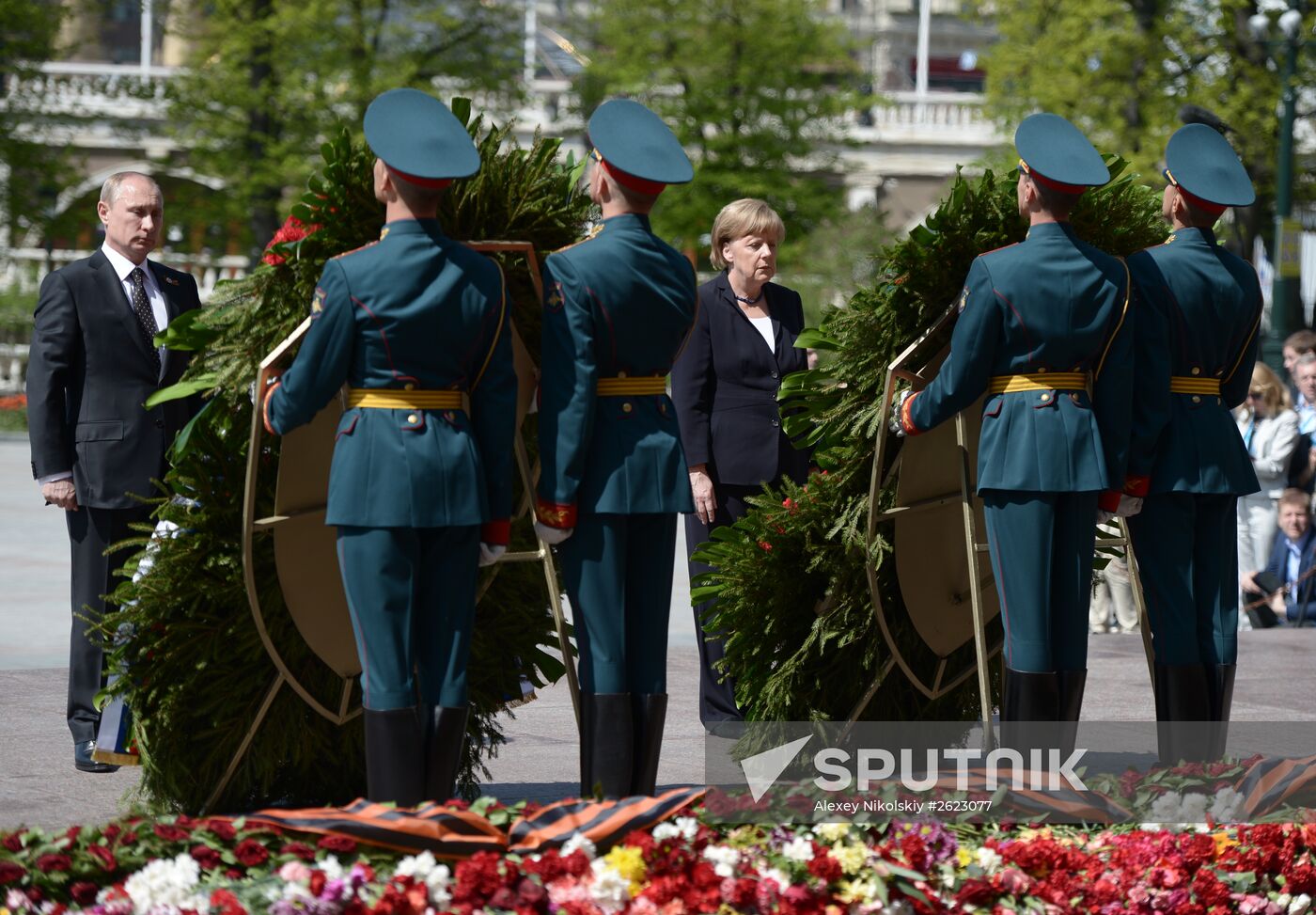 Vladimir Putin and German Chancellor Angela Merkel lay flowers at Tomb of the Unknown Soldier