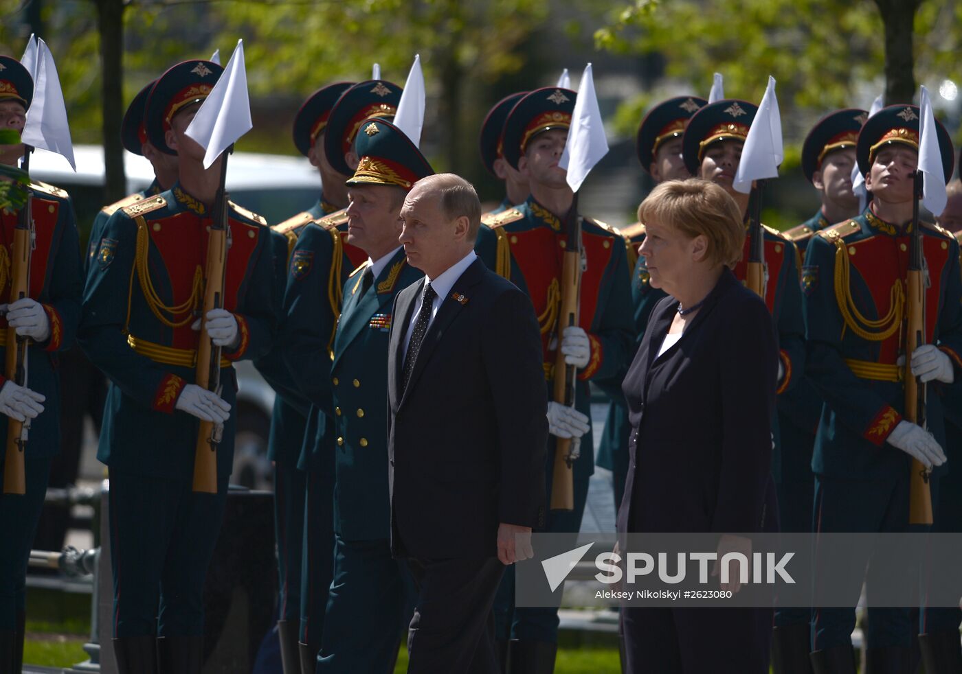 Vladimir Putin and German Chancellor Angela Merkel lay flowers at Tomb of the Unknown Soldier