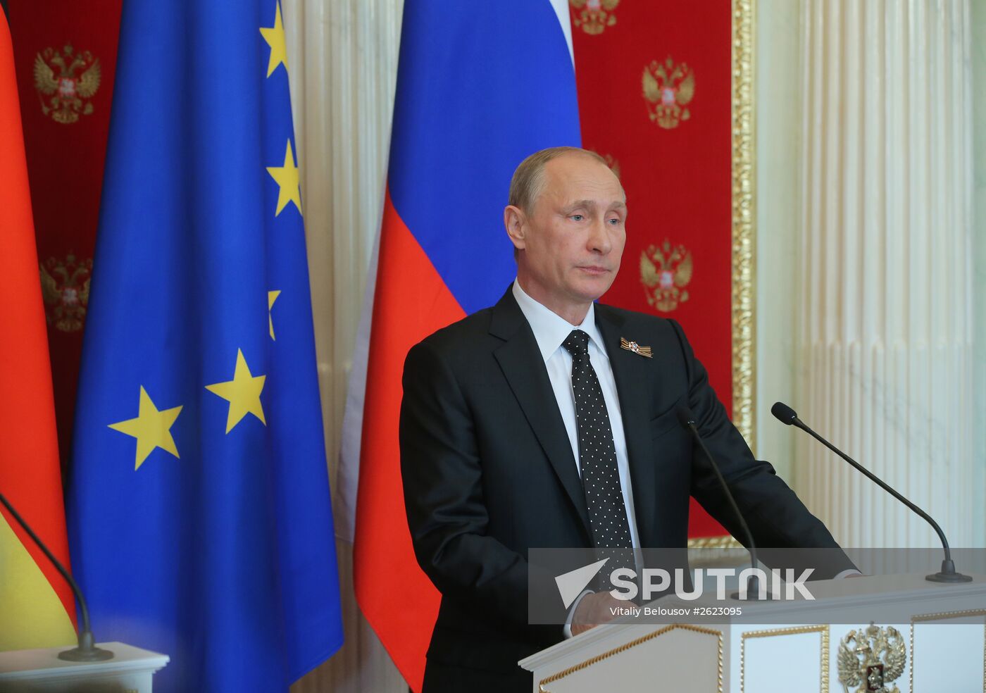 Vladimir Putin and Angela Merkel hold joint news conference