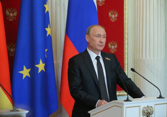 Vladimir Putin and Angela Merkel hold joint news conference