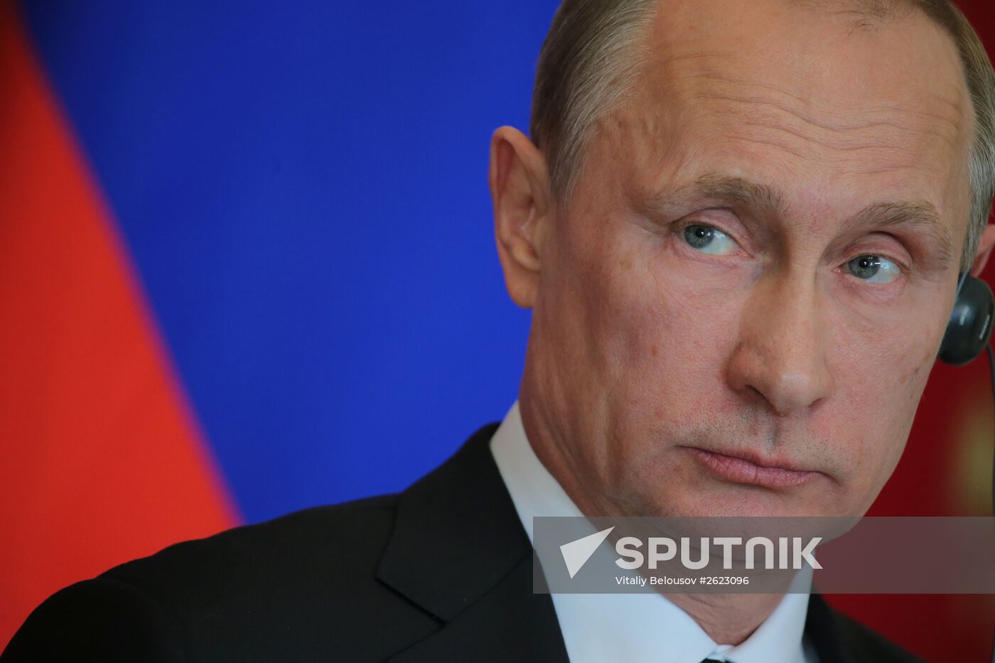 Vladimir Putin and Angela Merkel hold joint news conference