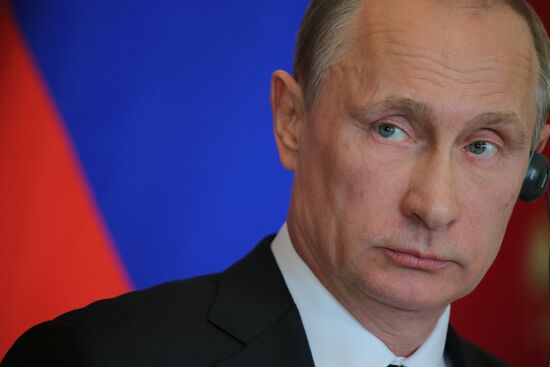 Vladimir Putin and Angela Merkel hold joint news conference
