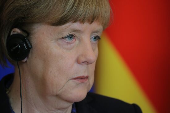 Vladimir Putin and Angela Merkel hold joint news conference