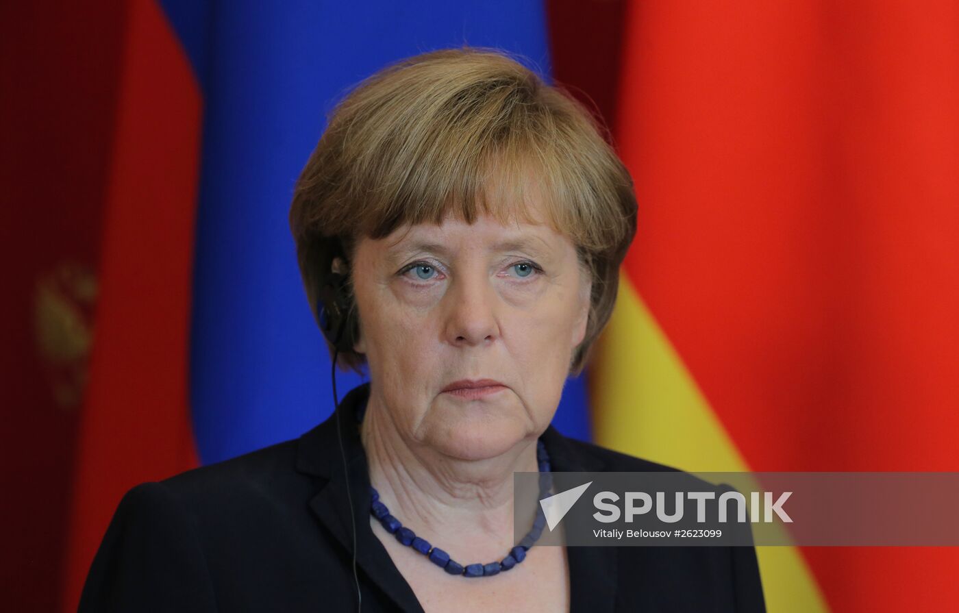 Vladimir Putin and Angela Merkel hold joint news conference