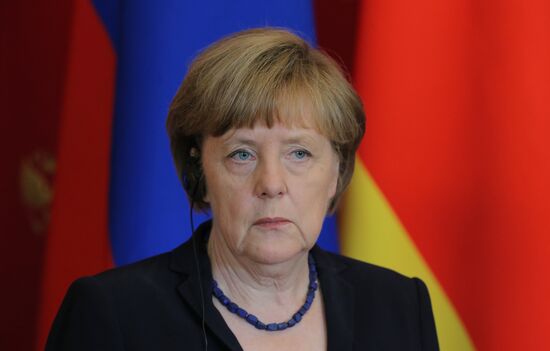 Vladimir Putin and Angela Merkel hold joint news conference