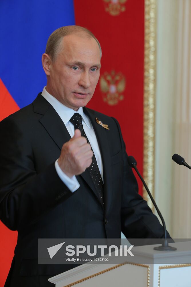 Vladimir Putin and Angela Merkel hold joint news conference