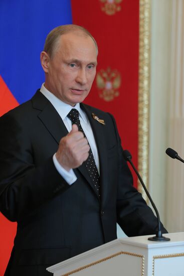 Vladimir Putin and Angela Merkel hold joint news conference