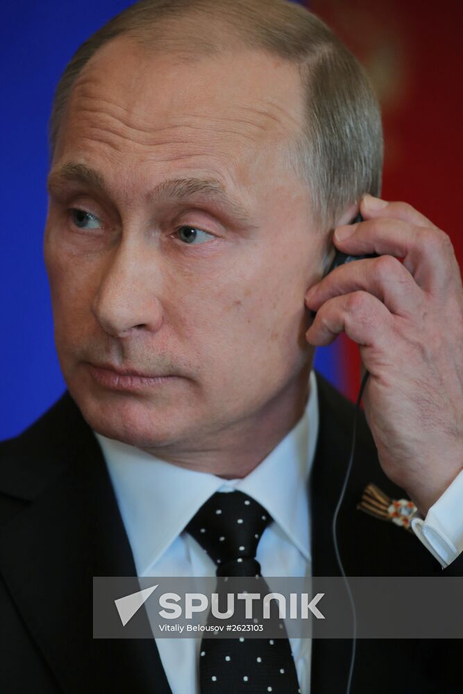 Vladimir Putin and Angela Merkel hold joint news conference