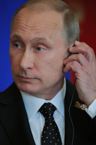 Vladimir Putin and Angela Merkel hold joint news conference