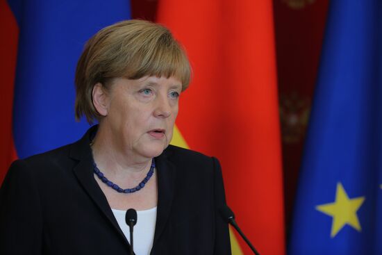 Vladimir Putin and Angela Merkel hold joint news conference
