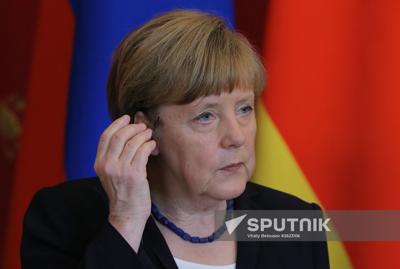 Vladimir Putin and Angela Merkel hold joint news conference