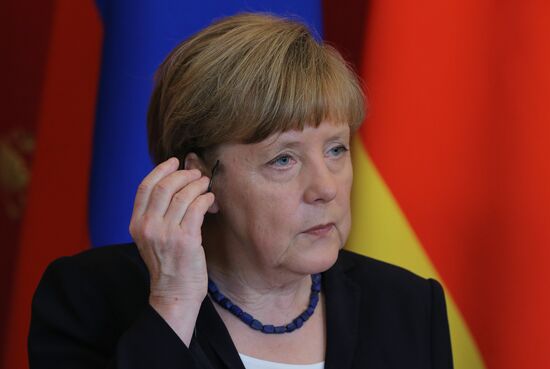 Vladimir Putin and Angela Merkel hold joint news conference