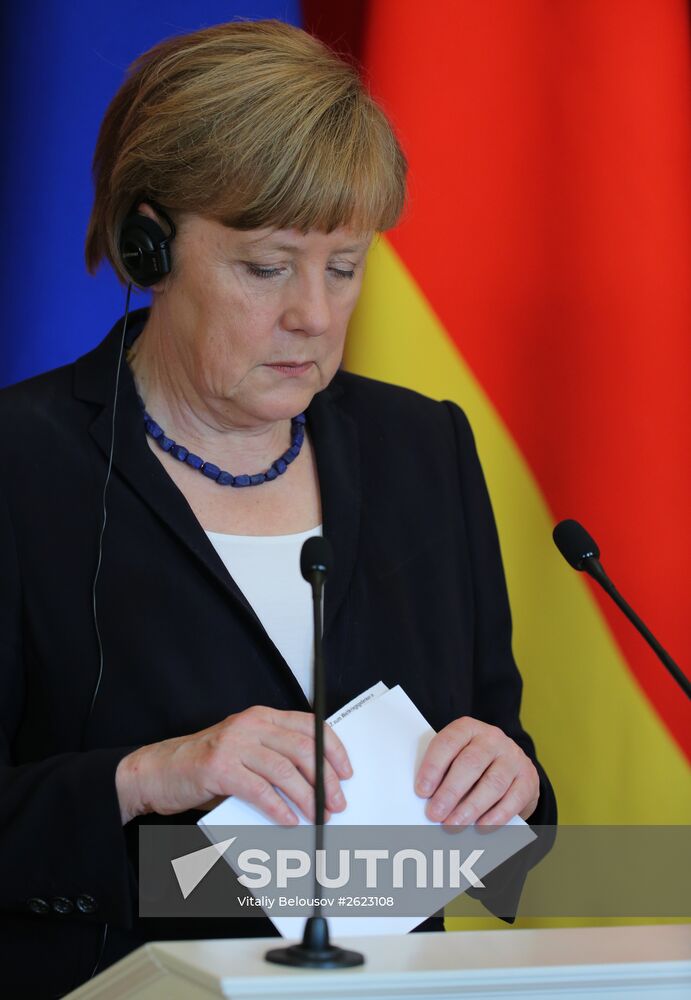 Vladimir Putin and Angela Merkel hold joint news conference