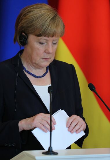 Vladimir Putin and Angela Merkel hold joint news conference