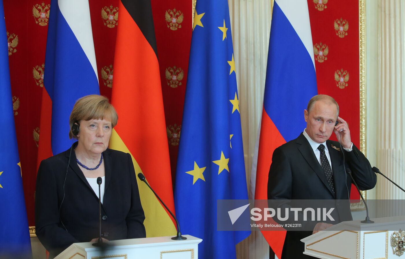 Vladimir Putin and Angela Merkel hold joint news conference