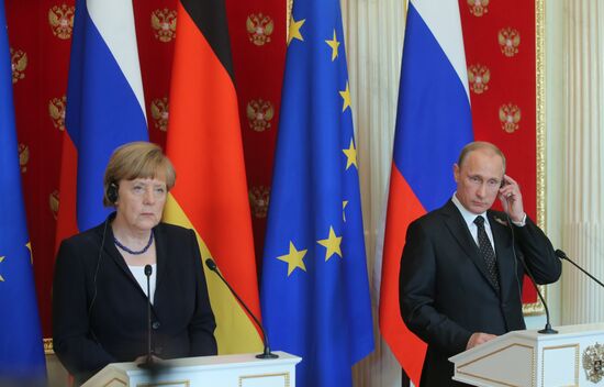 Vladimir Putin and Angela Merkel hold joint news conference