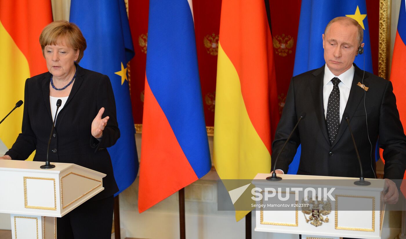 Vladimir Putin and Angela Merkel hold joint news conference