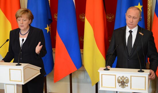 Vladimir Putin and Angela Merkel hold joint news conference