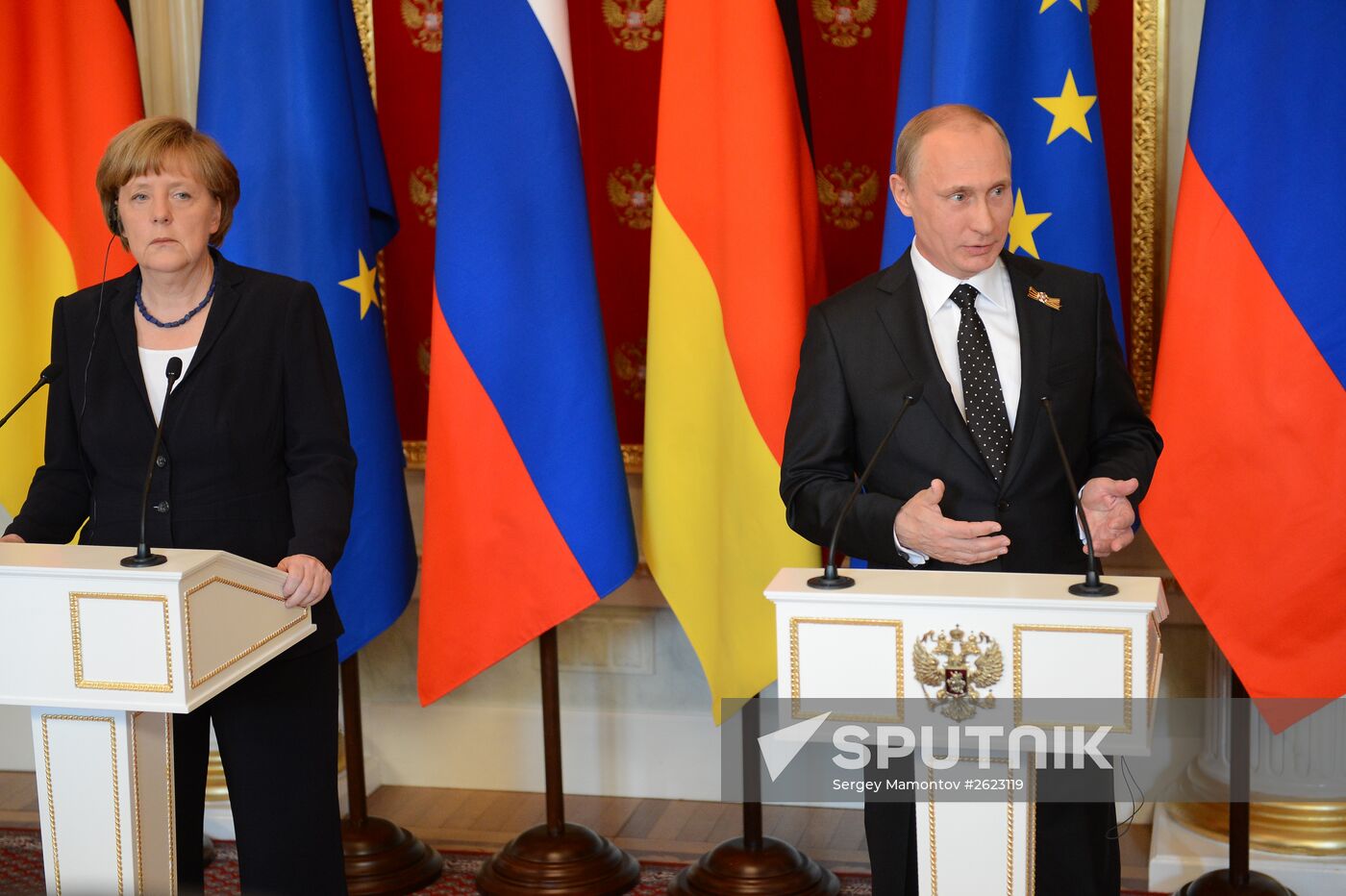 Vladimir Putin and Angela Merkel hold joint news conference